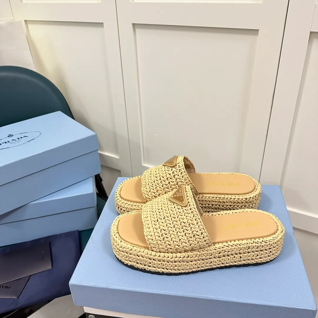 👟👟Ex-factory price p420👟👟 Prada’s new woven shoes and straw slippers! This year's popular straw series, lazy people's must-have slippers, look so good on your feet! ●Material: original uniform grass weave ●Inner padding: sheepskin lining ●Outsole: rubber outsole ●Number of yards: 35～40 (40 41 customized)